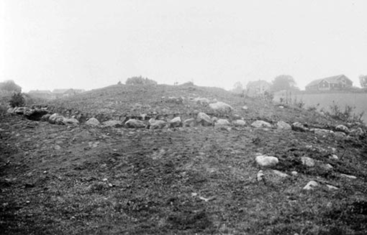 Gravhaug nummer 2 sett fra syd, fotkjeden avdekket, Jevanord vestre, Furnes, Ringsaker.