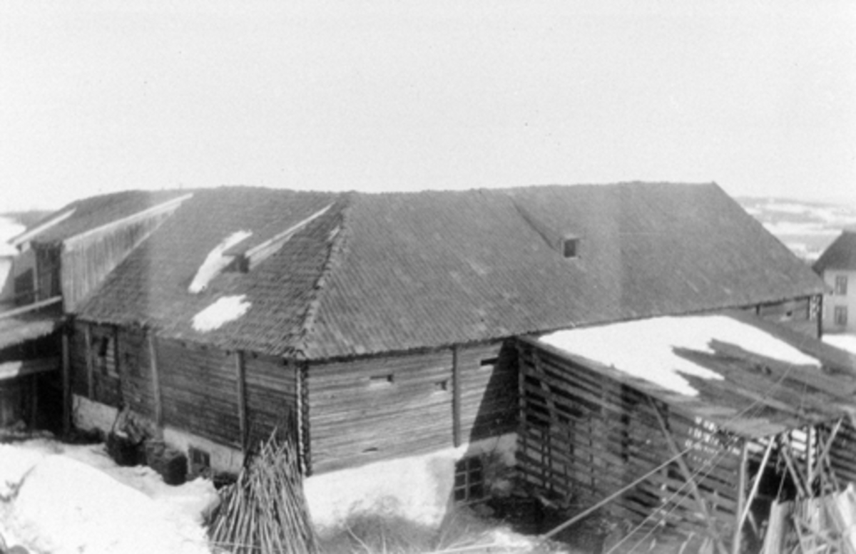 Den gamle låven på Aske nordre, Nes, Hedmark rives og settes opp igjen i 1925-1927.