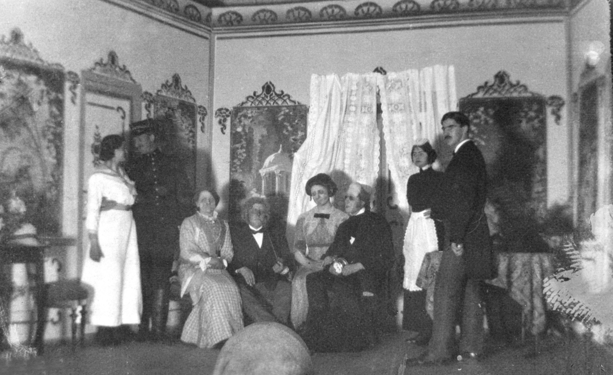 Teaterforestilling "På krigstien" på Framheim, Brumunddal. Skuespillere på scenen.