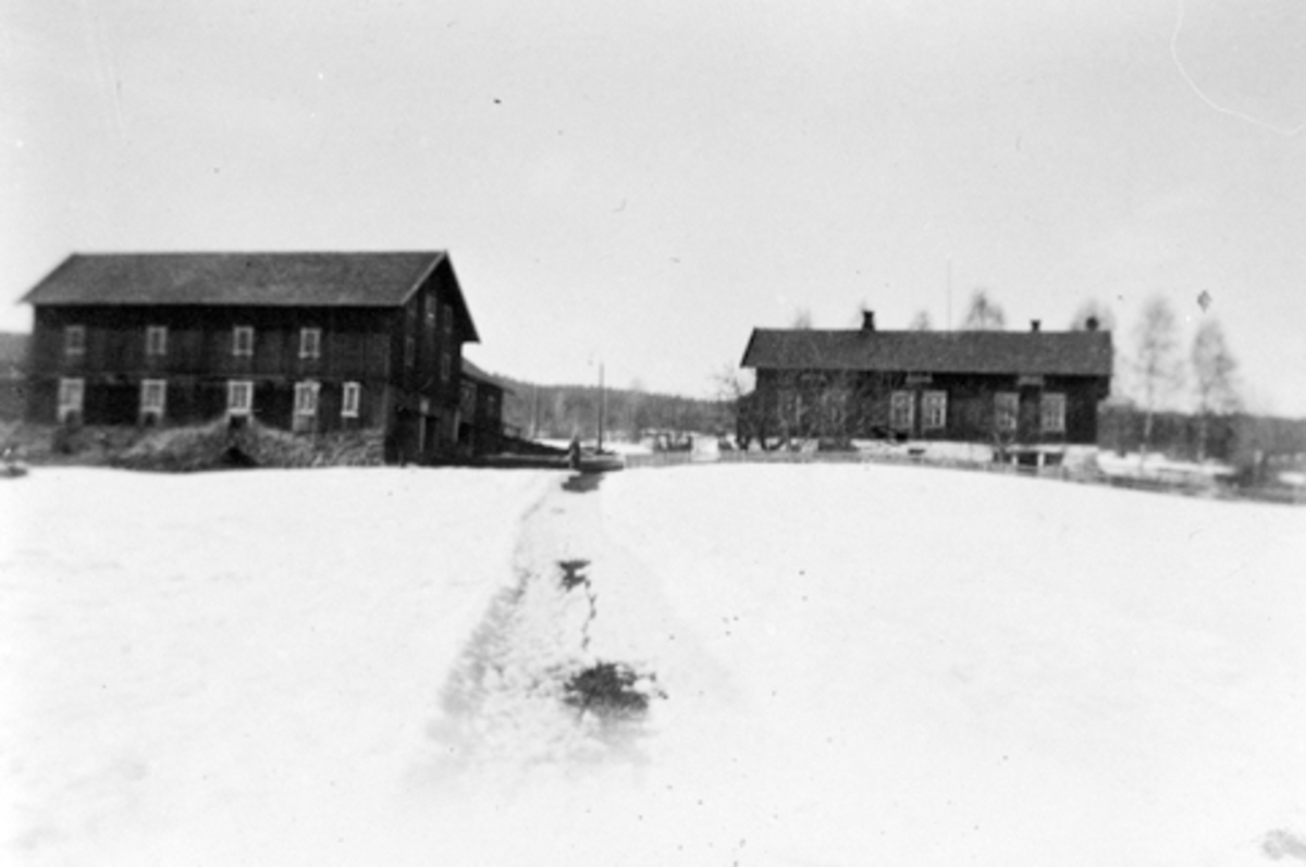 Eksteriør, gardsbruk. Stensli, Furnes, Ringsaker. Hovedbygning og låve. Vinter.