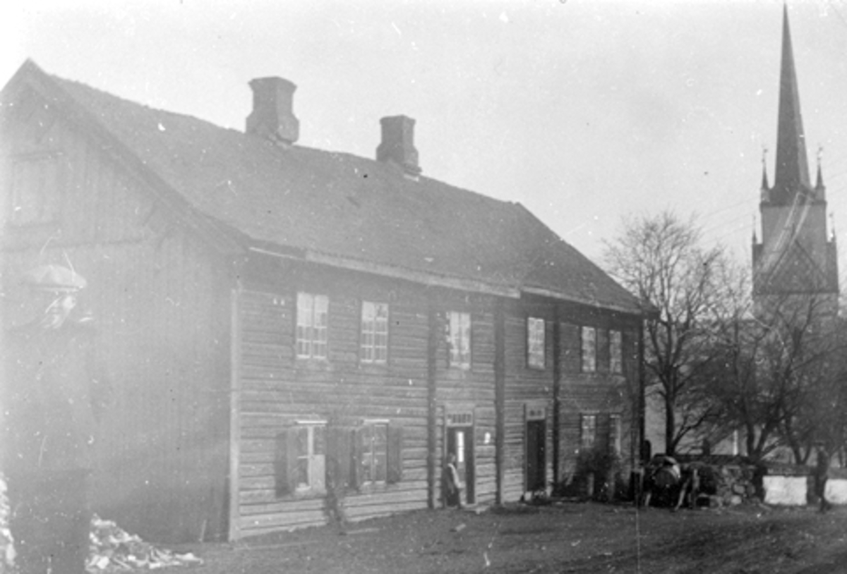 Tingnes med Klokkergården/fastskolebygningen. Eldste del er fra 1843, påbygd 1855, revet i 1918. Nes kirke, Hedmark.