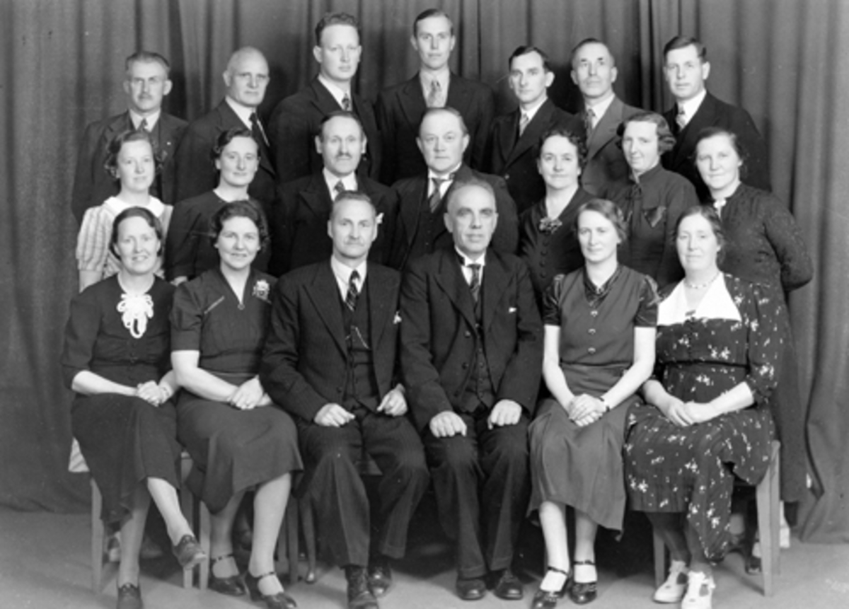 Nes Lærerlag i 1939. Sittende foran fra venstre er Signe Lier, Margit Staff, Johan Thorud, Erik Bølviken, Bertha Børke, Sigrid Olsen. Andre rekke fra venstre er Dagny Roti, Solveig Øvergård, Kristen Myklebust, Ole Johannes Røhnebæk, Karen Marie Lieng, Kristine Gjestvang, Anne Karine Nordengen- Tredje rekke fra venstre er Kristian Taskerud, Arnt Lieng, Einar Bergersen, Einar Øvergård, Lars Skaug, Torvald Haugen, Ragnvald Bilben.