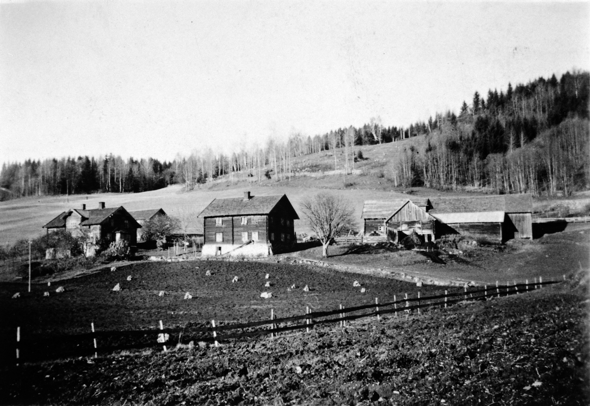 Skalmerud på Stavsjø, Hedmark med den gamle hovedbygningen i midten.