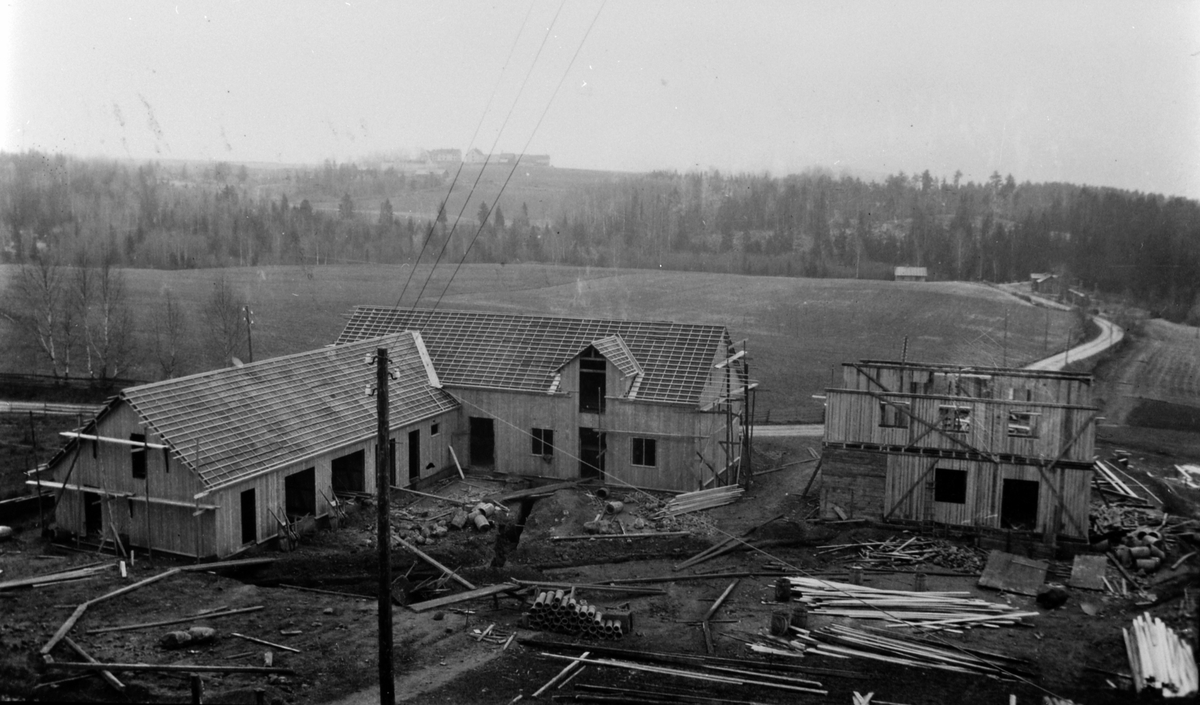 Ringsaker og Nes kraftanlegg. Fra venstre lager, verksted og kontorbygg, høsten 1918.