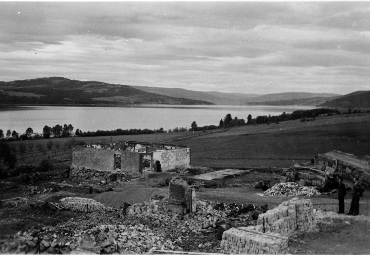 Ringsaker, branntomt på Vea nordre på Ring, hus som ble ødelagt av tyskerne under kampene i april 1940, andre verdenskrig
