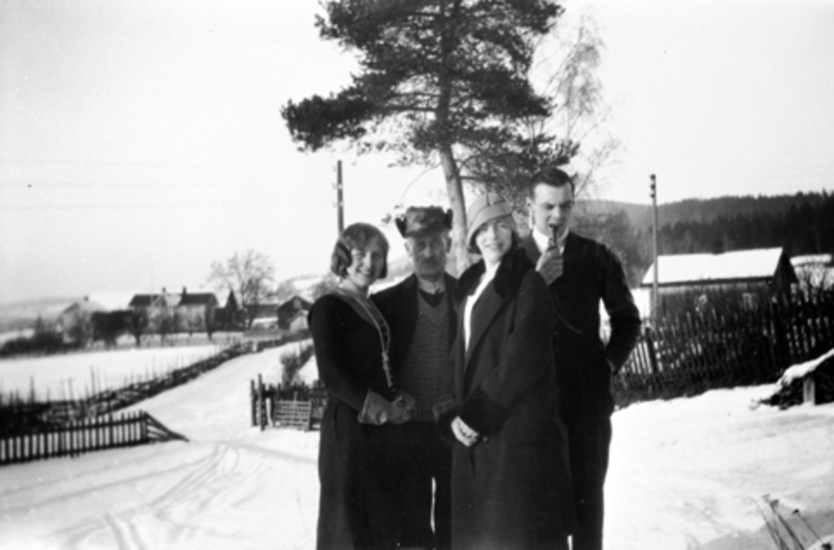 Fra venstre er Olga Hauglid, Ole Olsen Bakke, Marie Larsen og Alf Hexeberg, Nersnippen, Veldre, Ringsaker.