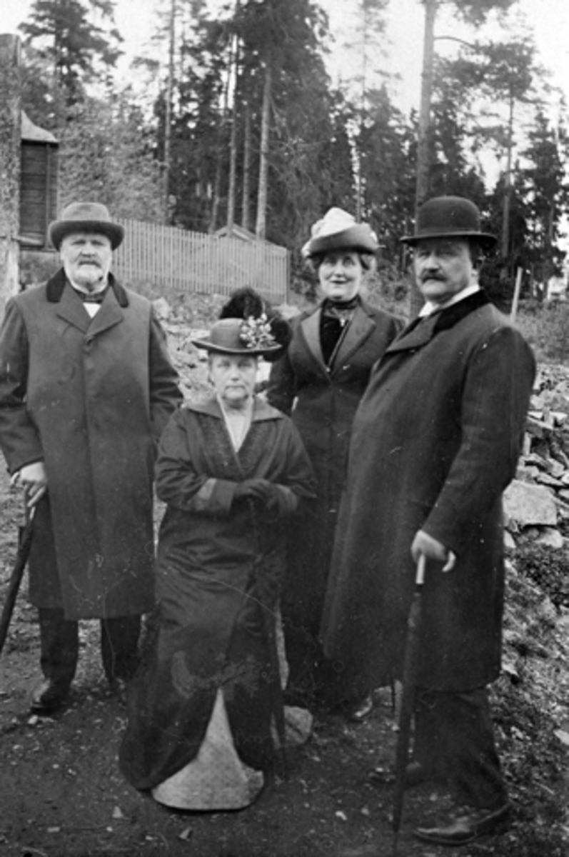 Ansten Simenstad, Dina Simenstad, Alette og Carl Andresen i Holmenkollen. 