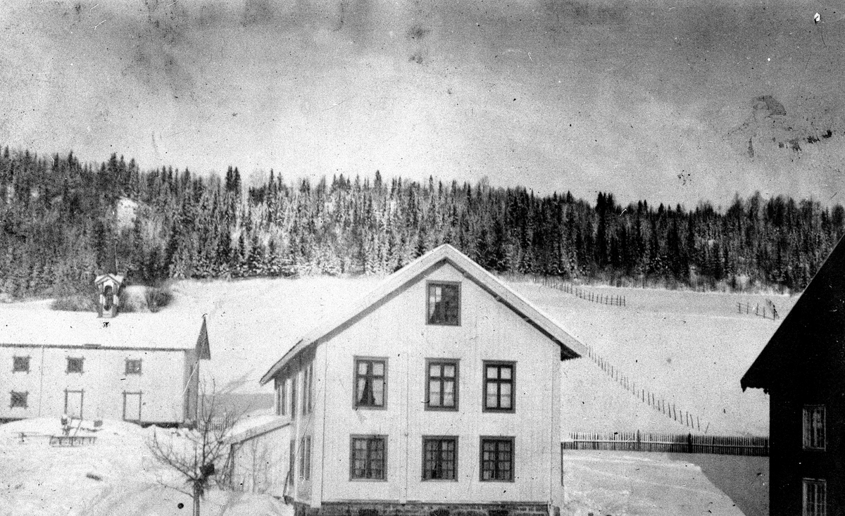 Simenstad gard i Veldre, Ringsaker. Føderådsbygningen og stabburet. Ca. 1910.