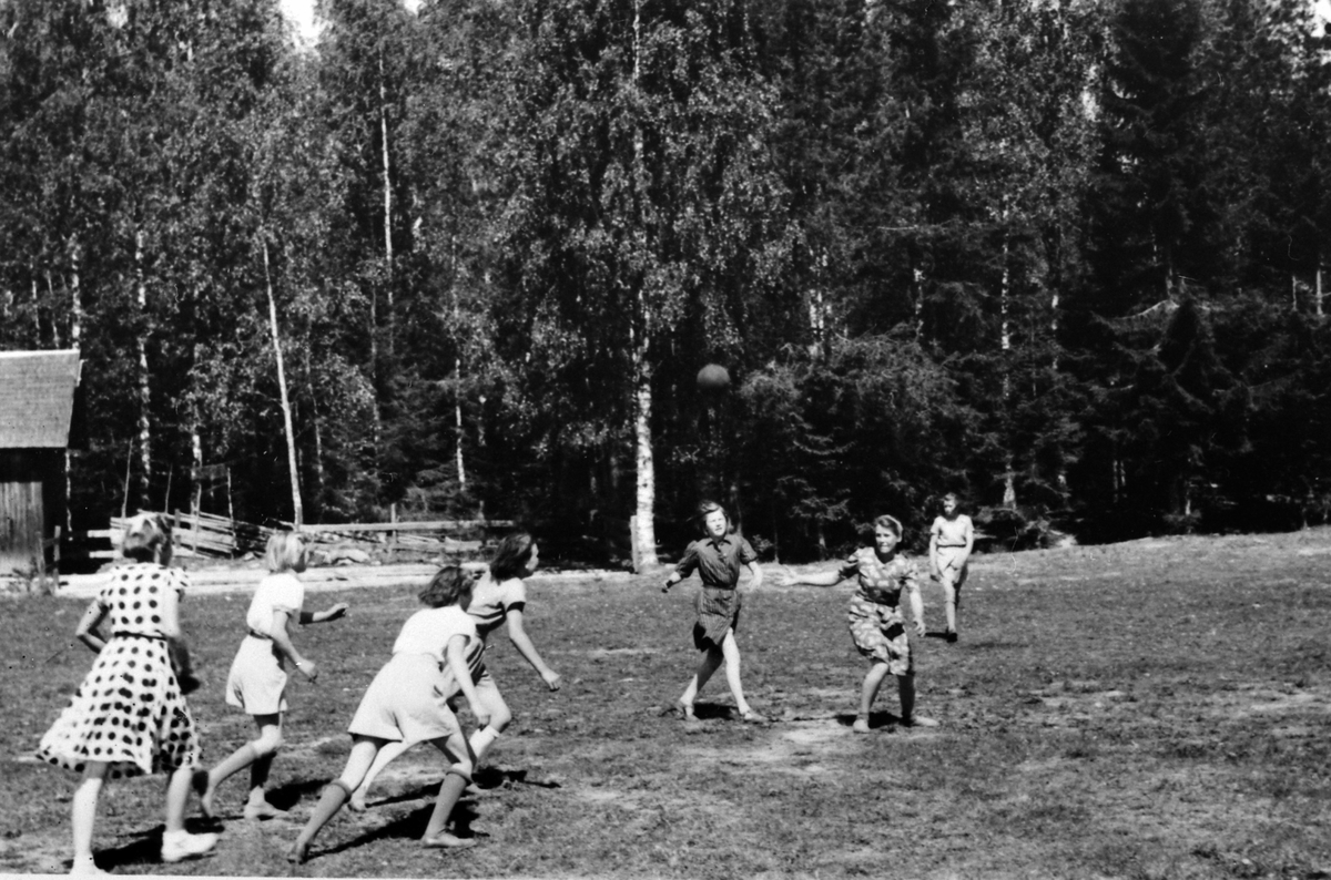 Aslasletta, Veldre, Ringsaker. Tilhørte Veldre turn fra 1904. Ble brukt mye til sportslige aktiviteter i ti-åra før og etter krigen. Bildet er tatt ca. 1945-46 og viser en ungdomsgjeng i ball-lek. De ble rekruttert av (AT (arbeidstjenesten) under krigen, og en del av dem ble igjen etter krigen.