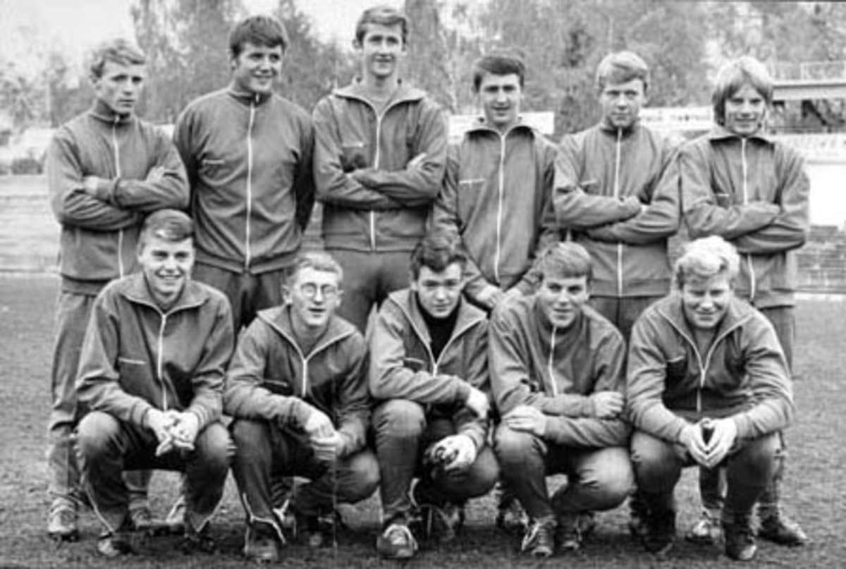 Brumunddal Idrettslag. Fotball juniorlag 1969. Foran fra venstre er Per Kr. Solberg, Tor Erik Jonsdal, Bjørnar Mathiesen, Fred Roar Hansen, Steinar Hestsveen. Bak fra venster er Åge Amundsen, Tov Nordengen, Bjørn Olav Kristiansen, Bjørn Vidar "BV" Jonsdal, Siggen Brandanger, Knut "Santos" Simensen.