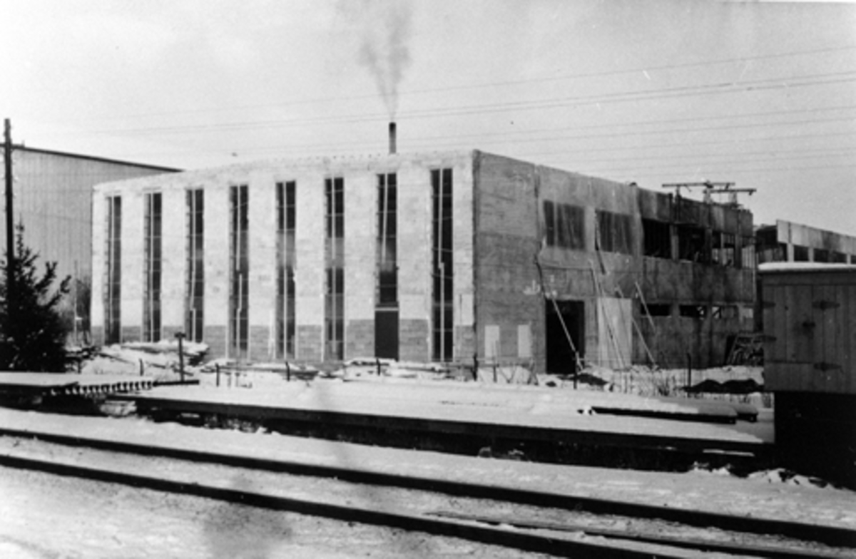 Berger Langmoen A/S, Brumunddal. Ny parkettfabrikk bygges på Husebyenga. Eksteriør, sørsiden av fabrikken.