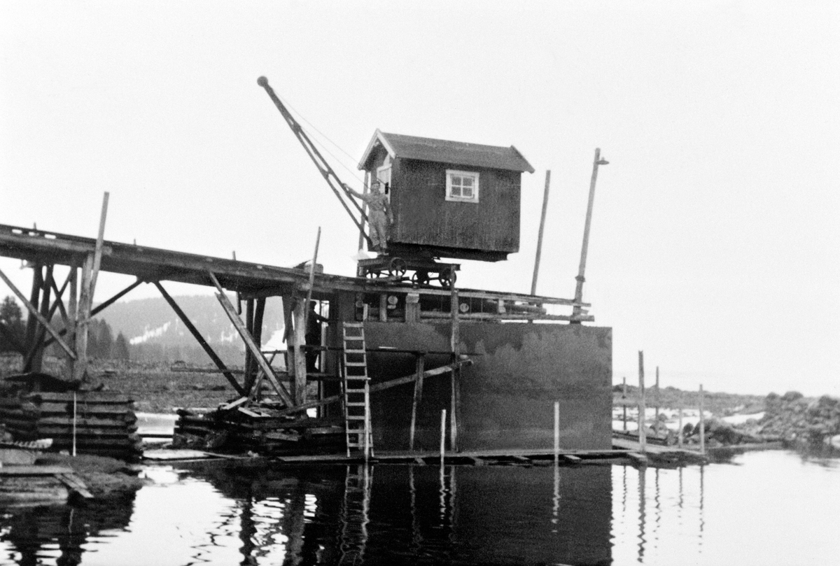 Ringsaker, Furnes, Jessnes potetmelfabrikk, Hedemarkens potetmelfabrikk, brygge ut i Mjøsa med ei kran,