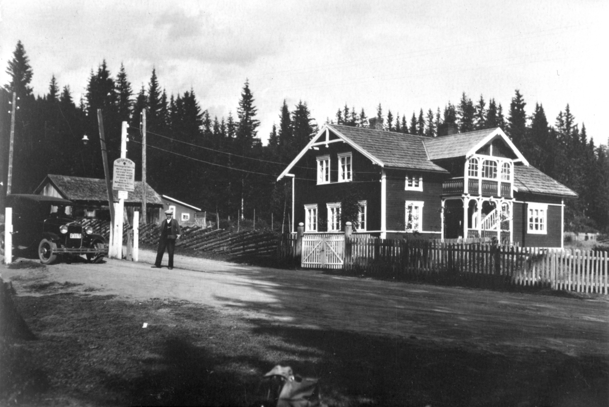 Bomveg til Sjusjøen, Bommen ved Brenna i Mesnalia. En Ford 1930-31 modell med registreringsnummer D-3370.