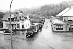 Ringsaker, Moelv, krysset Storgata, Brugsvegen. Bilkolonne m