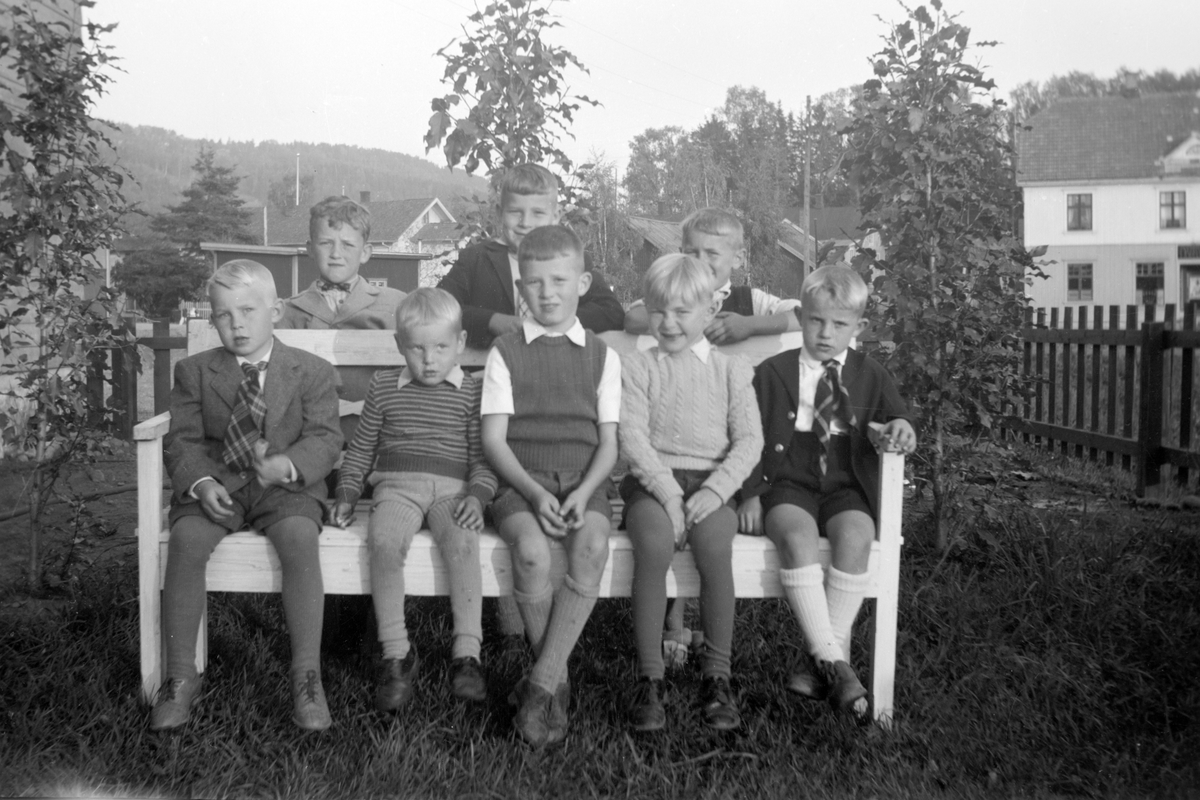 Mordal i Nygata i Brumunddal. Gruppe 8 gutter, Hagen Nygata 21 på benk fra v. :
Arild Arneberg, Brede Mordal f. 1946, Svein-Erik Mordal f. 1941, Arne Brandanger, Terje Arneberg. 
Bak fra v. : Per Ås, Melvin Arneberg og Arne Nybu. 