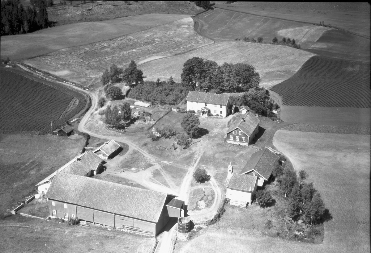Flyfoto, Vang H, Øvre Skråstad gård, gnr/bnr 61/1, Midtvangvegen 300