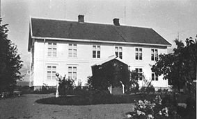 EKSTERIØR: HOVEDBYGNINGEN, KARSET NEDRE