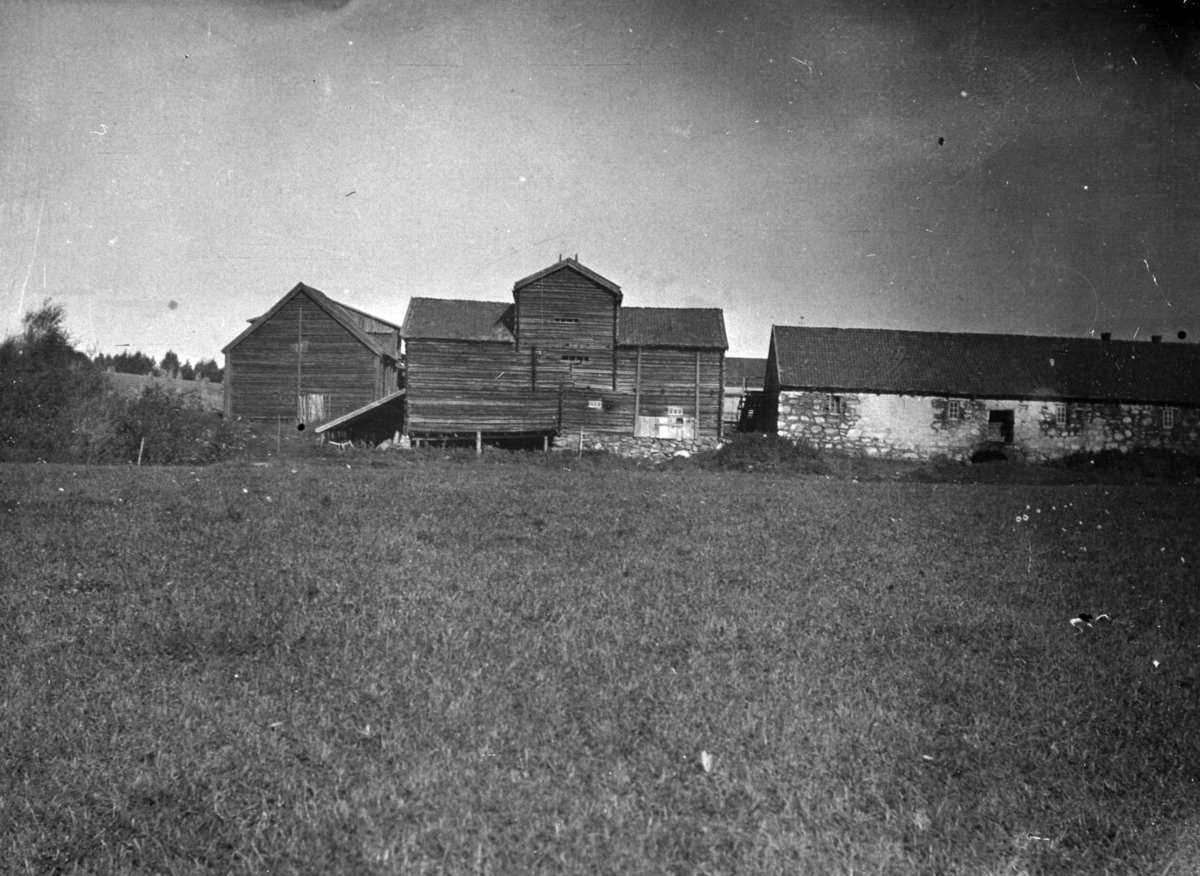 EKSTERIØR: UTHUSENE, TØMMERLÅVE, STEINFJØS, HAFSAL