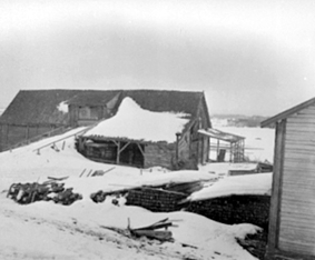 EKSTERIØR:TØMMERLÅVE, HAFSAL, VINTER