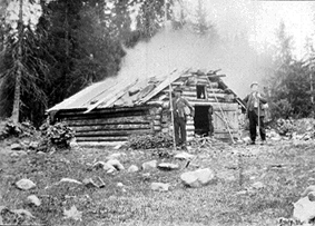 EKSTERIØR: TØMMERKOIE I ÅSTADALEN ?, FRA VENSTRE: JOHANNES BRENNA, O. TOMTER MED FISKEUTSTYR