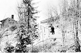 TORBJØRN PEDERSEN HENTER VANN I SVARTELVA, 2 BØTTER, ILSENG, VINTER, FISKEFOSS AV KVÆKA, KVEKA, 