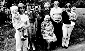 GRUPPE: 9, PETRA HUBRED MED SLEKT, FRA VENSTRE: SIV ANITA MED MAMMA AUD RIPSRUD, ANNA ELIDA JOHANESEN, ANNE PALERUD, ELSE HUSFLOEN, ASTRID HANSEN, AUD IRENE HANSEN MED DATTER: ANITA 