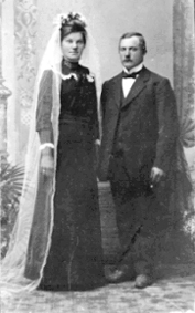 BRUDEFOTO, ANNE FØDT: SKÅLERUD, KRISTIAN LILLEHAGEN FØDT: 1888, LILLEHAGEN AV INGVOLDSTAD, BRUDEKJOLE