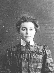 PORTRETT: KAROLINE PETTERSEN FØDT: 01. 07. 1884, SVEITSBAKKEN UNDER FARMEN