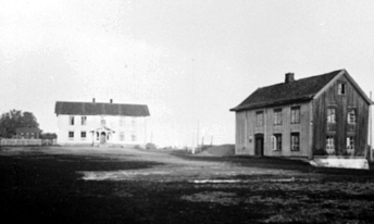 Vang Klokkergård, Ridabu. T.v  Kirkekretsen skole som senere (1956) ble erstattet av Ridabu skole. T.h ligger Vang kommunehus, da det ble revet ble noe benyttet til nytt skolebygg og bibliotek.