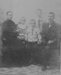 GRUPPE: 5, FAMILIE, LINA OG AUGUST MED BARNA, PETER FØDT: 1895, ALFRED FØDT: 1900, KAROLINE FØDT: 1904, LINDSTAD UNDER DØRUMSELVEN. 