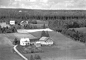 FLYFOTO AV BUREISNINGSBRUKET SOLLIA, BRYGGERHUS I MIDTEN, BRUKET LIHAGAN I BAKGRUNNEN.