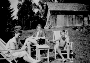 KARLSVANG, GRUPPE 3 I FLUKTSTOLER, UTHUS BAK, SARA MED OSLOSLEKTNINGER