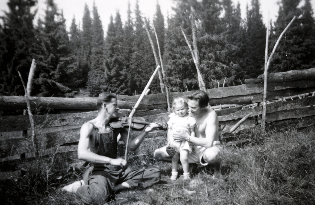 82/5 Dystvoll østre. Arne Dystvoll spiller fele. Hilde og Leiv Tomter. Ca. 1945-50. 