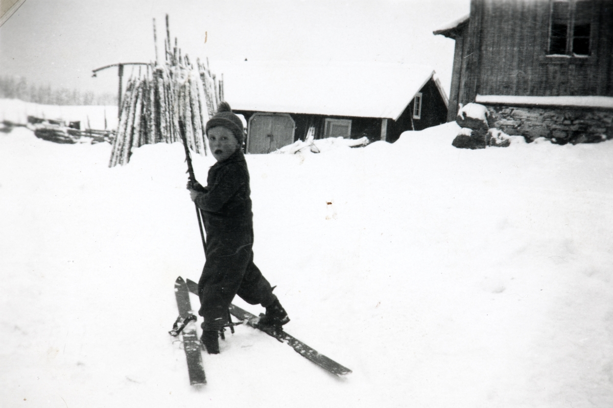 Midtre Kartomten. Jens Kartomten på ski på gardsplassen 1936-1937. 