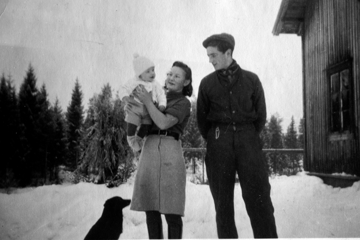 Paula Solbakken med Håvard Nordsveen på armen, t. h. Martin Nybakken. Solbakken 1940. 