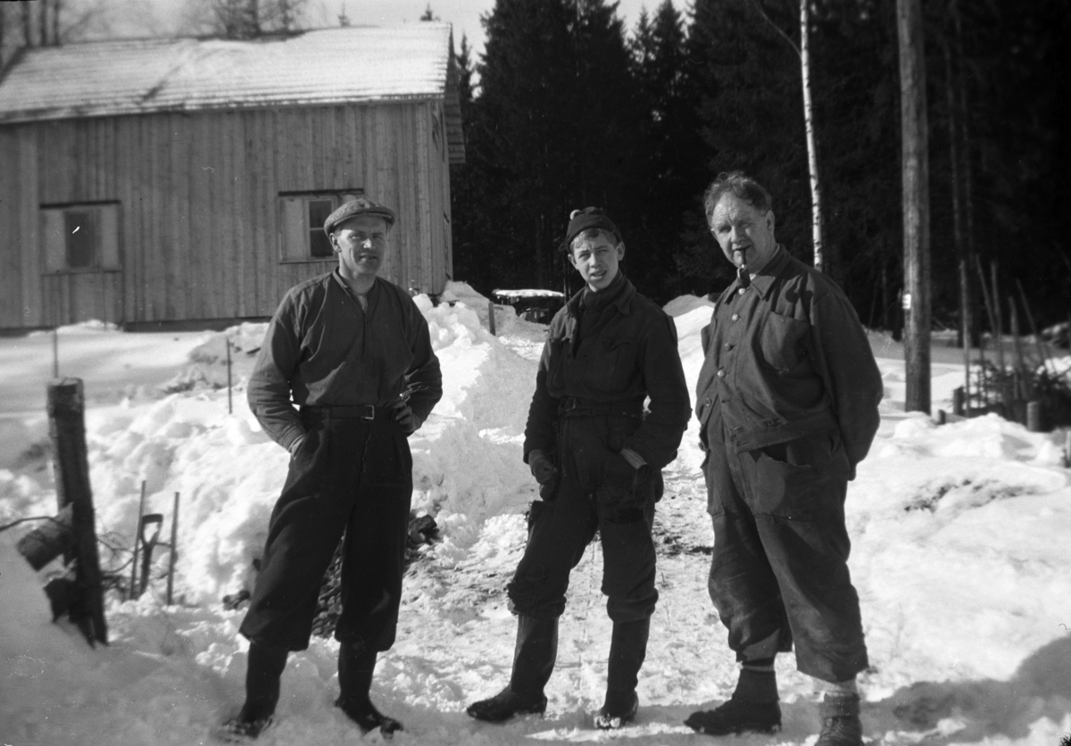 Ny sveiserbolig under bygging på Søndre Tomter (Ner -Tomter) vinteren 1949/50. Fra høyre: Snekkeren Alfred Sveum, sønnen Mikkel Sveum og gardbrukeren Gudmund Tomter. 