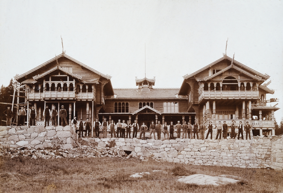 Soria Moria i Holmenkollåsen. Byggmestere var brødrene Ole Lilleberg og Hans Olsen fra Lilleberg i Vang. Bygningen brant i 1914. 