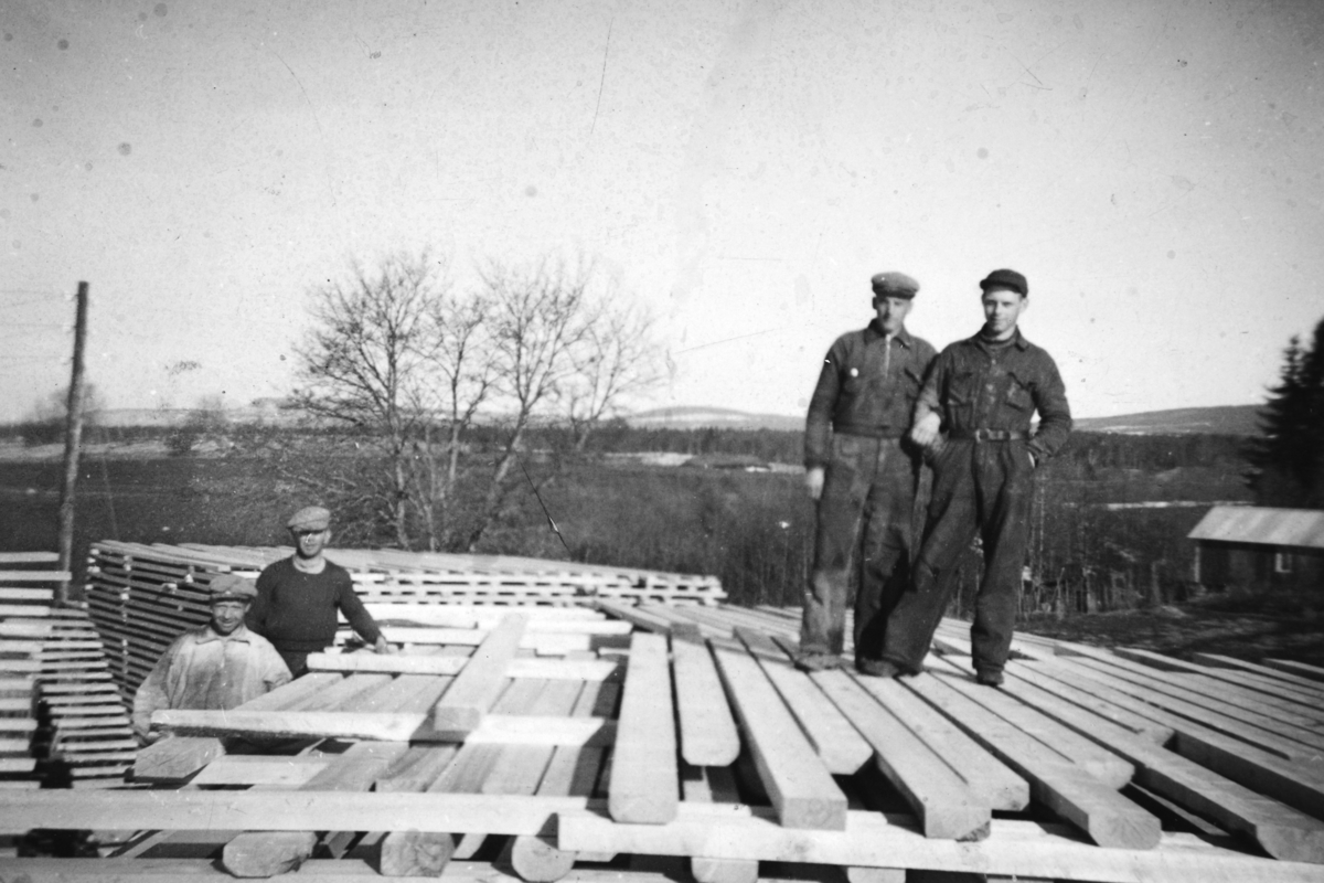 Fra Dystvollsaga. Midt på bildet: Einar Jørgensen fra Vesterhagen og Johan Eliassen fra Ålerudrønningen som arbeidet på Dystvollsaga omkring ?. Sagbruk, materialer, plankestabel. Fotograf: Alfred Eliassen. 