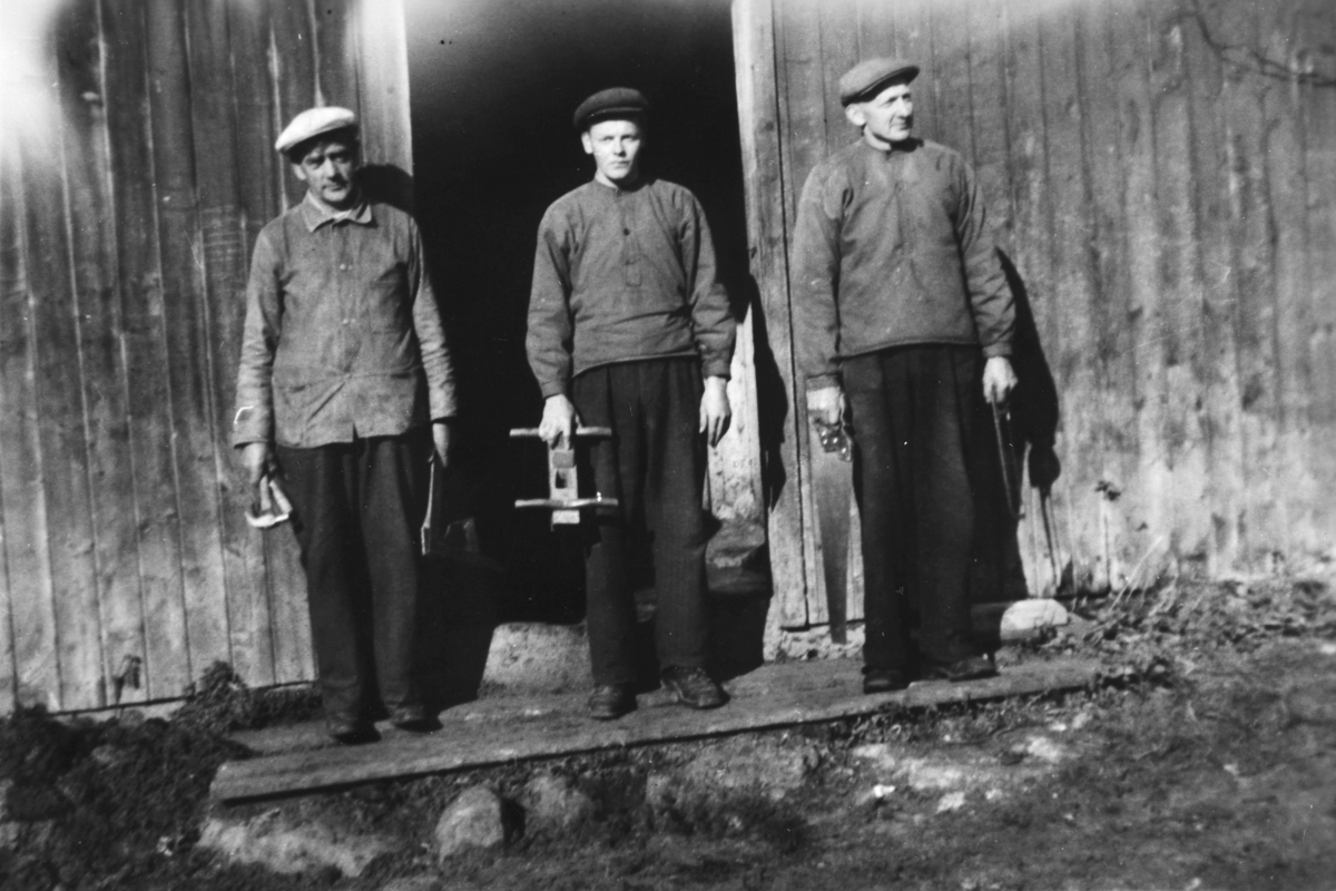 Einar Sandvold, Ivar Jørgensen og Andreas Jørgensen arbeidet med snekring i Lag. Verktøy, hammer, øks, sag, høvel. Bildet er muligens tatt på Liberg. 