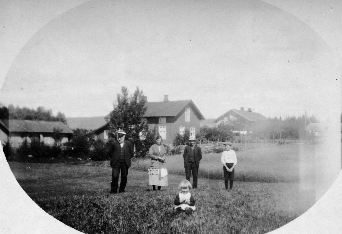 Søndre Tomter ca 1923. F. v: Martinus Tomter, Sissel Tomter, Jacob Tomter, og en av deres sønner (Leif eller Kåre). Foran sitter Signe Tomter. Bildet er tatt mot føderådsbygningen. Uthuset til venstre der føderådsmannen Martinus hadde hest og plass til giggen. Til høgre for føderådsbygningen våningshuset og fjøset. 