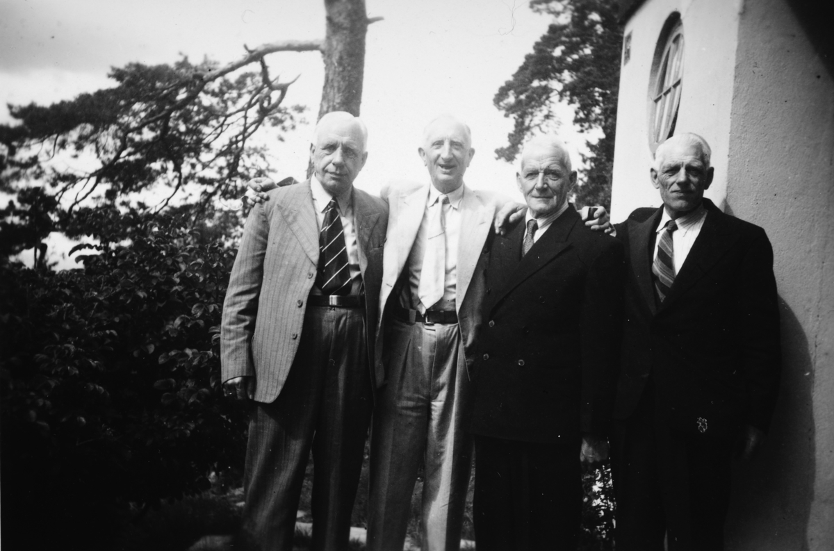 Brødrene Tomter og fetteren Jacob Tomter utenfor hans hus Villa Tomter i Drammen ca 1945. F. v: Sigurd Tomter, Jacob Tomter i Drammen, Jacob Tomter på Søndre Tomter og Erik Tomter. 
