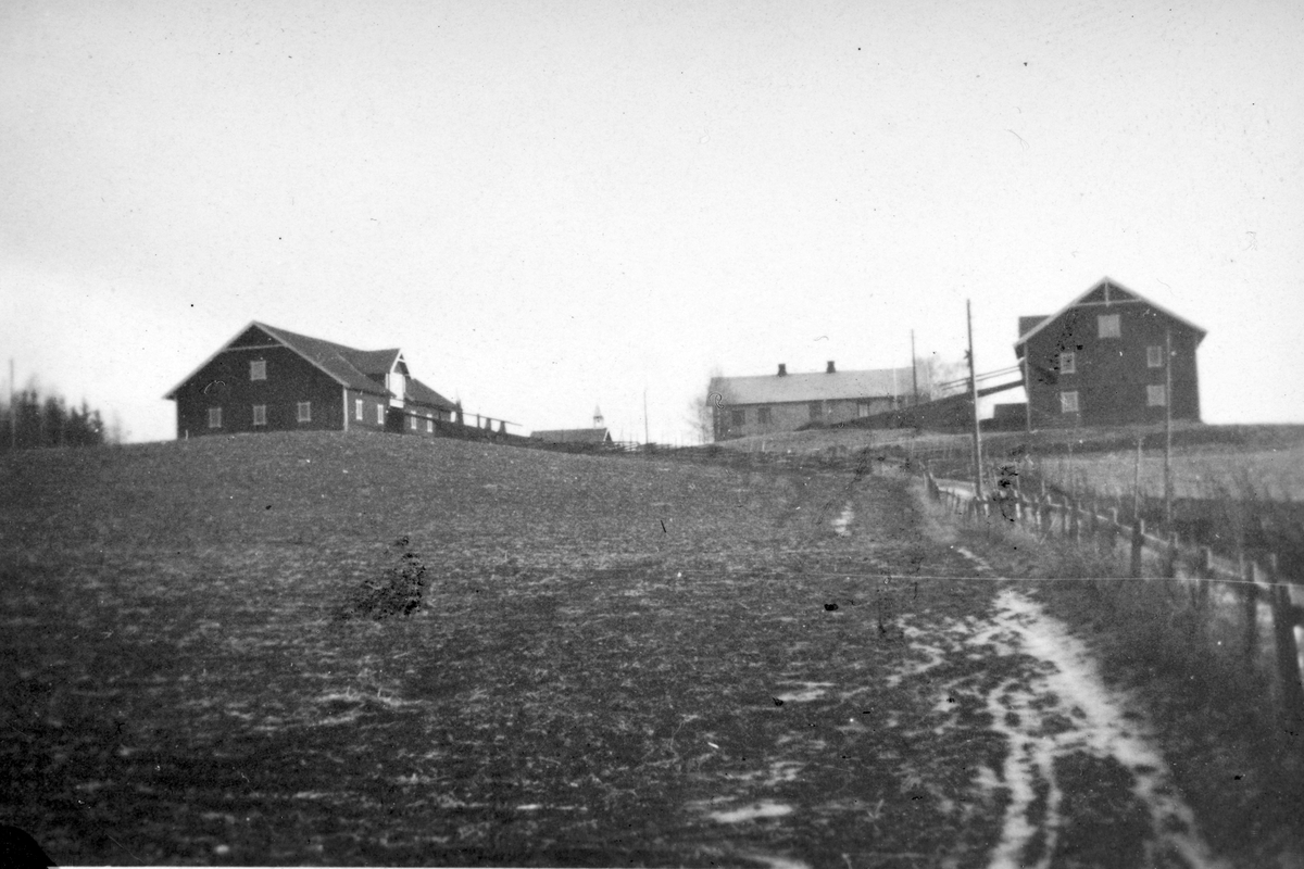 Opsahl Store, gard, Vang H. ca. 1935. 