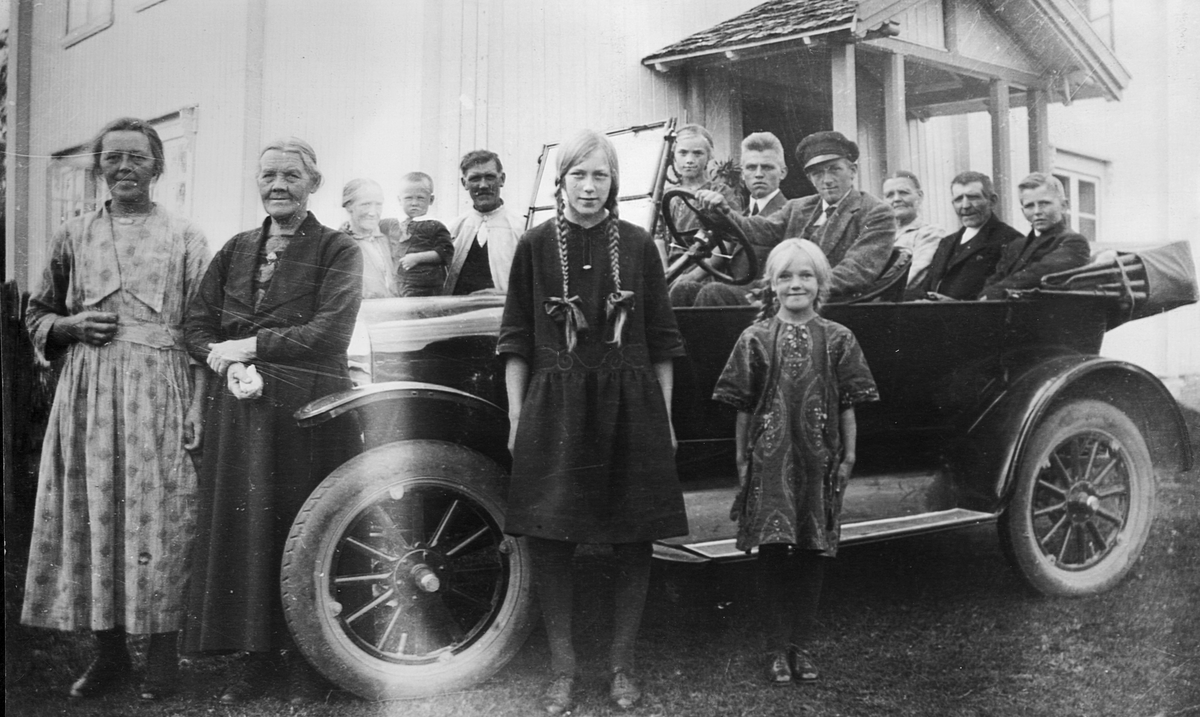 Stensby 70-4 i Vang H. Gruppe ukjente samlet rundt drosjebil. Drosjesjåfør Anders Haugseth. Anders Haugseth ble født 20. Desember 1906 på Vang. A