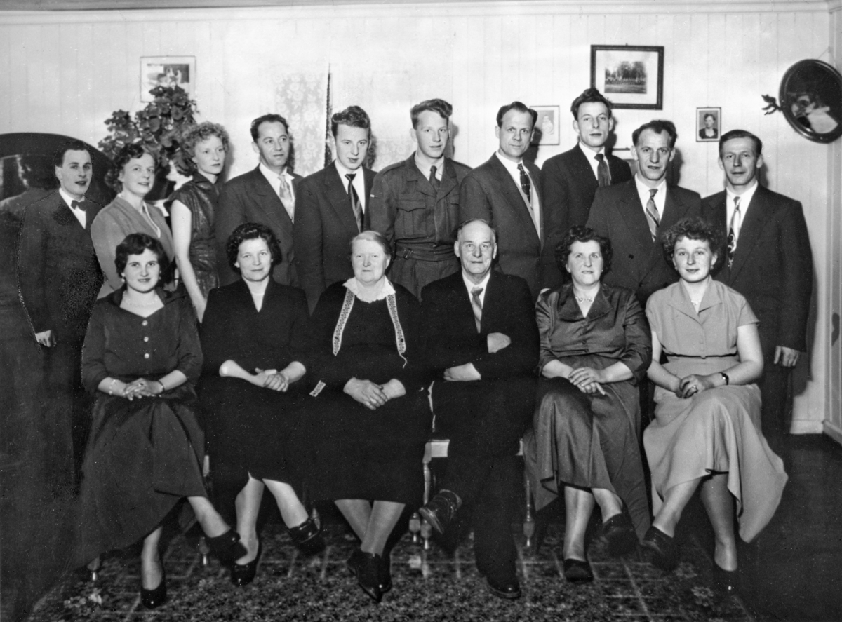 Familien Nyhagen i Slettvold samlet til Petters 70 årsdag i 1958. 
Bak fra venstre: Jens, Asta, Else, Jørgen, Petter, Arne, Oddvar, Peder, Gunnar og Gudbrand. Foran fra venstre: Alvilde, Anna, Agnes, Petter, Pauline, og Inger. 