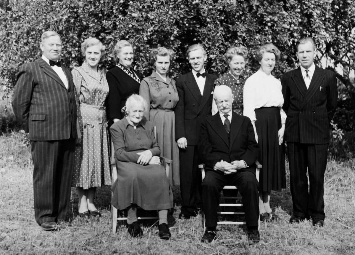 Johanne og Lars Kartomten feiret gullbryllup i Engestad. Barneflokken samlet 
bak foreldrene: Arne, Jorun, Gudrun, Kristine, Anders, Sigrid, Laura, Andreas. 
Ole var ikke til stede. 