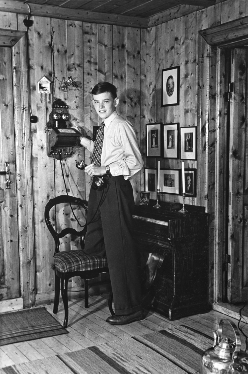 Bjørn Kojedahl viser den gamle telefonen i 1953. 