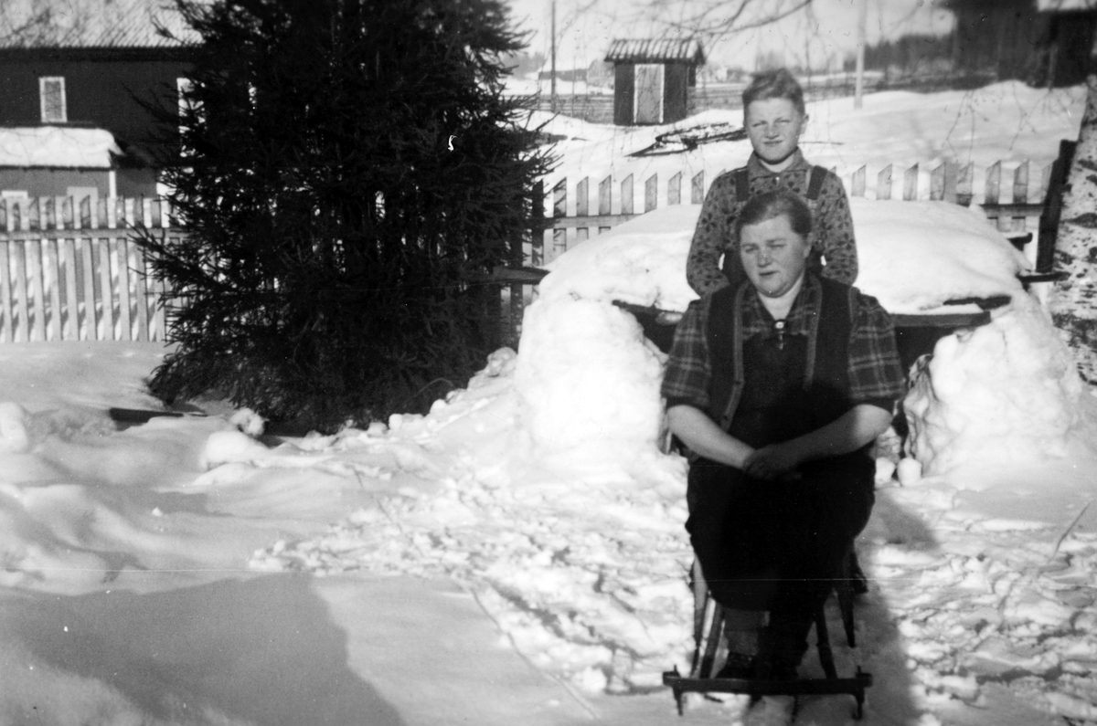 Mor Inger Narmo og sønnen Sigvald Narmo ved ei snøhule i hagen på vestre Blystad 73/1, Vang H. 