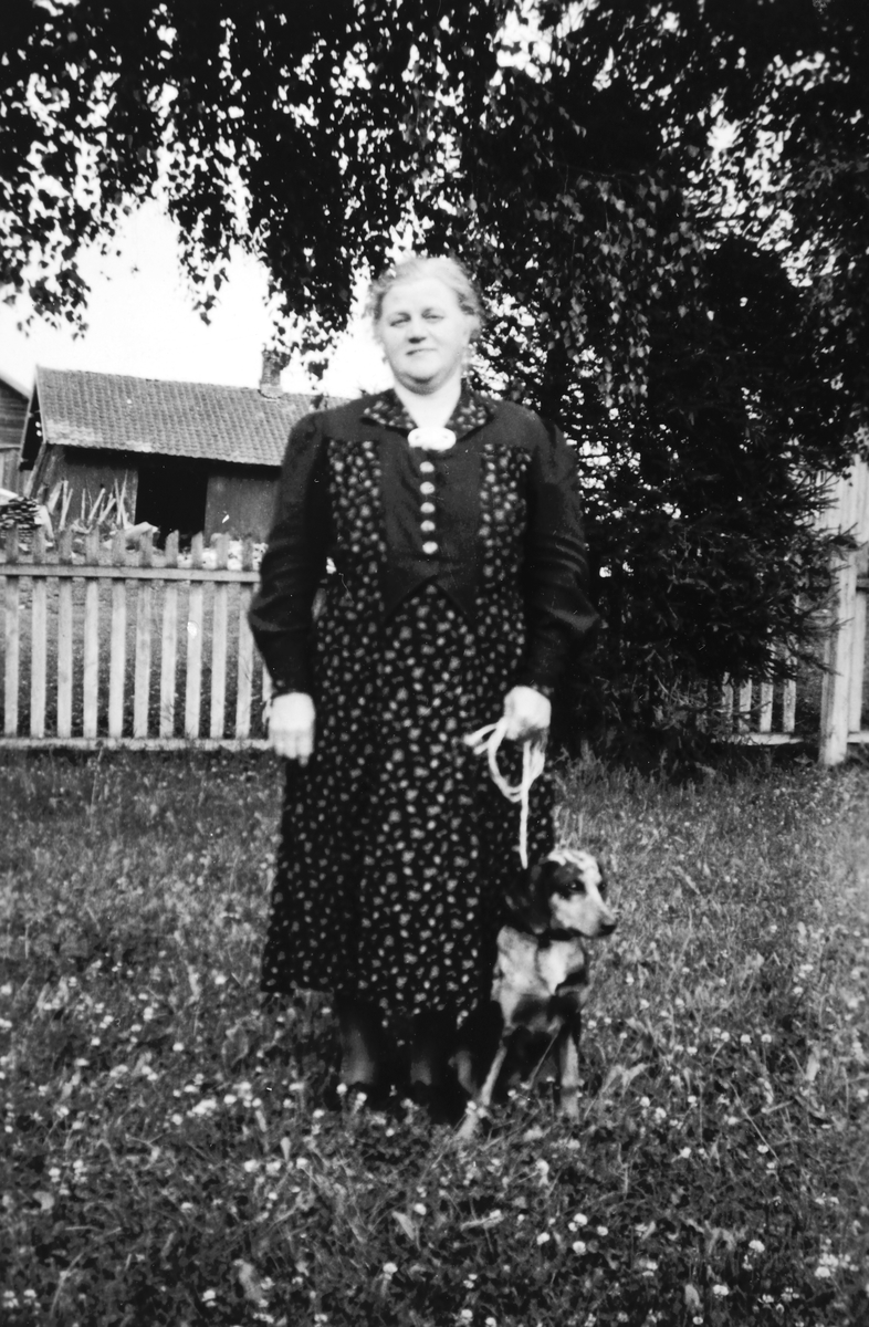 Inger Narmo på Vestre Blystad 73/1 Vang H. med hunden «Lystig». 