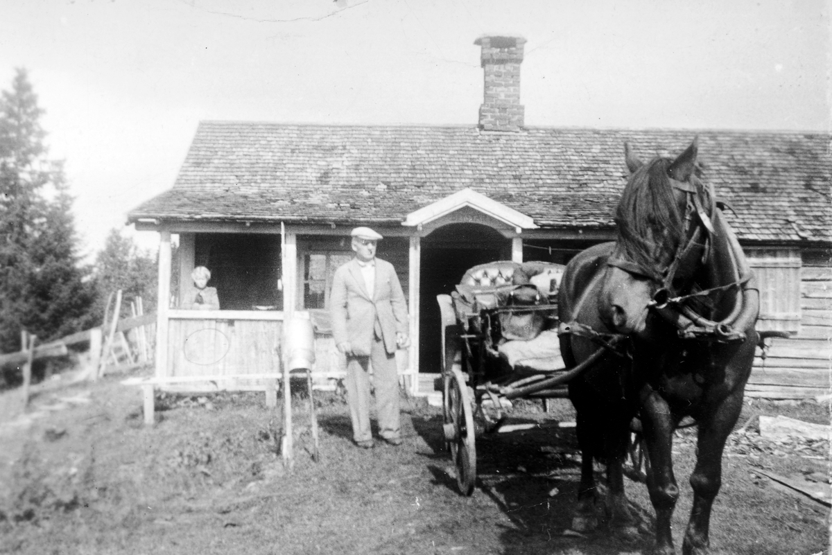 Gardbrukeren Erik Narmo er klar for avreise fra vestre Blystads sæter på Kjeltåsen. Hesten og trilla står klar. Melkespann står til tørk til venstre. Hestekjøretøy. 