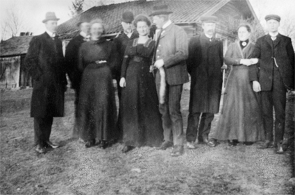 GR: 9 VOKSNE, ENGELAUG VESTRE, ÅDALSBRUK. Oleane og Eivind Torp. Huset i bakgrunnen er revet og kjernen er nå gårdens seterhus på Størigarden Løten.